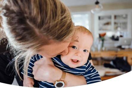 Mamma kramar sitt skrattande barn